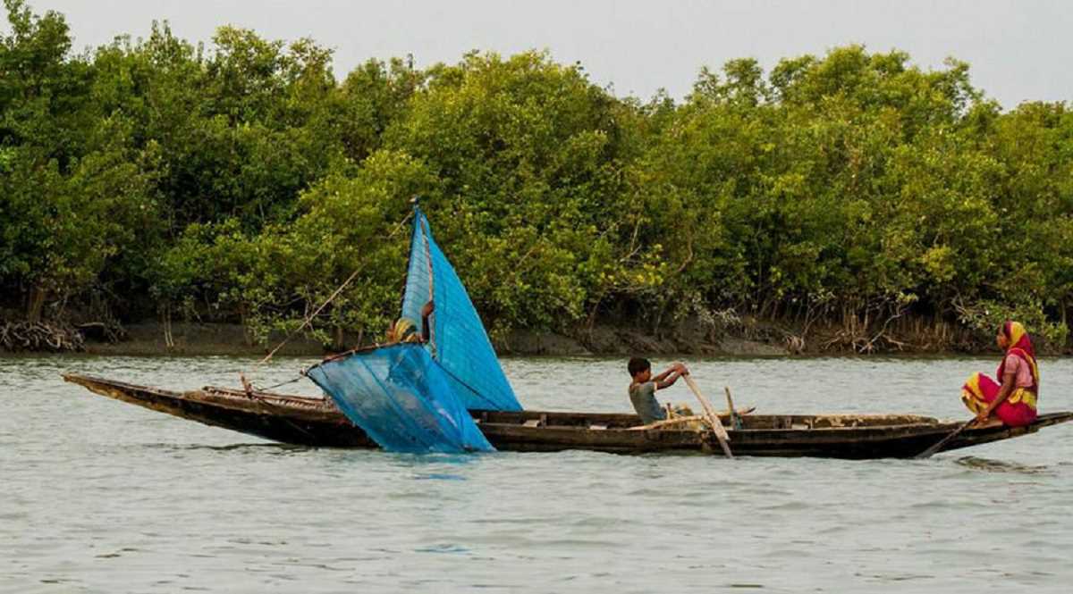 भूमि कटाव का कड़वा सच: जन्म और मृत्यु दोनों नाव पर